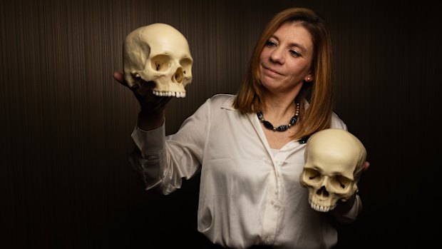  Dr Eline Schotsmans holding a Replica of Neolithic  female human cranium