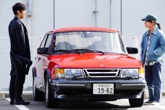 《駕駛我的車》中的西島英壽和三浦東子。