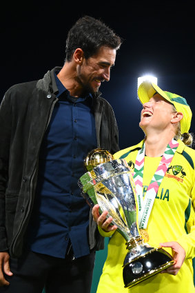 Alyssa Healy of Australia and husband Mitchell Starc with the trophy.
