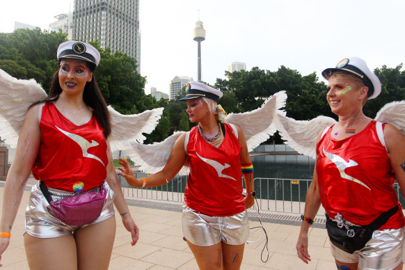 澳洲航空花车成员为 2020 年狂欢节游行做准备。