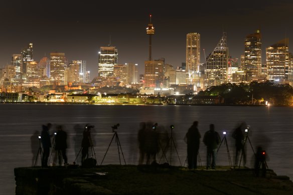 Stargazers gather to watch a blood moon over Sydney’s skyline in 2018.
