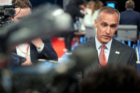 Corey Lewandowski parla con i giornalisti. 