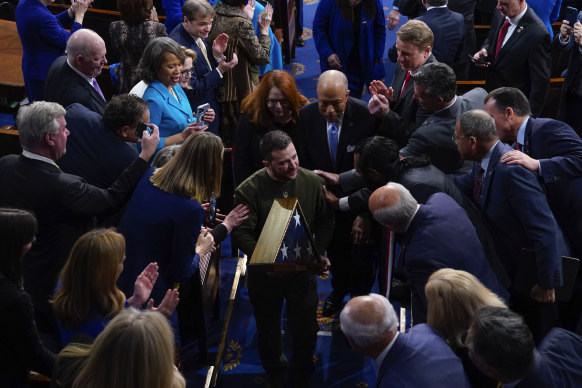 Ukrayna Devlet Başkanı Volodymyr Zelensky, Perşembe günü Washington'da düzenlenen ortak Kongre toplantısında yaptığı konuşmanın ardından Kaliforniya Temsilciler Meclisi Başkanı Nancy Pelosi tarafından kendisine hediye edilen Amerikan bayrağını tutuyor.
