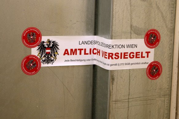 The seal with the inscription "State police department of Vienna, officially sealed" marks the door of a terror suspect's apartment.
