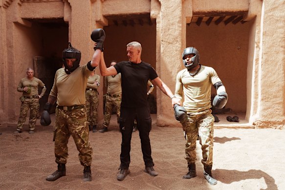 DS Billy announcing Ryan Moloney as the winner of a fight with Cole Anderson-James on SAS: AUS v ENG.