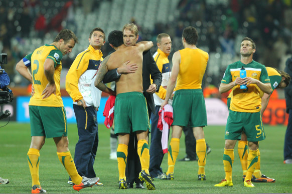 Pim Verbeek hugs Tim Cahill after a match at the 2010 World Cup.