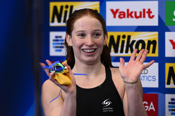 Mollie O’Callaghan celebrates winning gold in the 100m freestyle final.