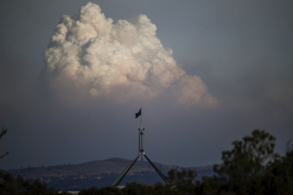 Former state fire chiefs are calling for a national, military-style response to increasing risks from bushfires and other natural disasters. 