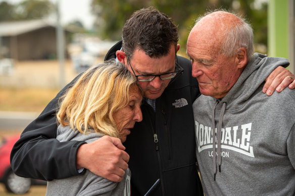Premier Daniel Andrews speaks to Jilly Brown and husband Mel, who lost their 120 year old Sarsfeild Home and Accomodation business