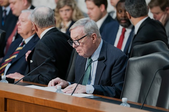 O senador democrata Dick Durbin discursa na audiência.