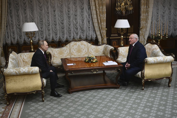 Russian President Vladimir Putin and Belarusian President Alexander Lukashenko talk.