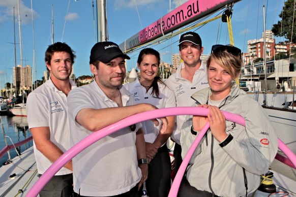 Джесика Уотсън, на снимката със своите съотборници и треньор Крис Люин, преди 2011 г. от Сидни до Хобарт.