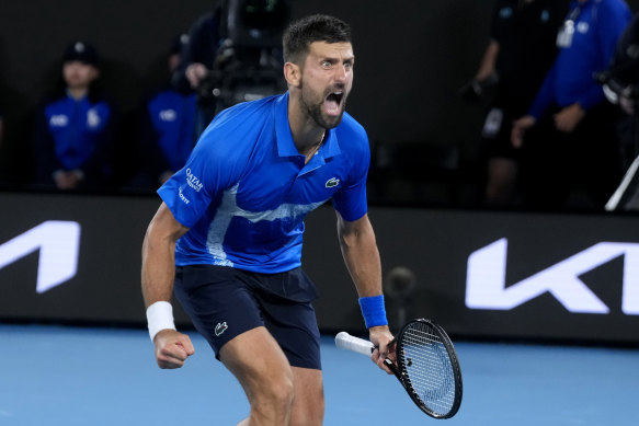 Novak Djokovic após derrotar Carlos Alcaraz nas quartas de final do Aberto da Austrália de 2025.