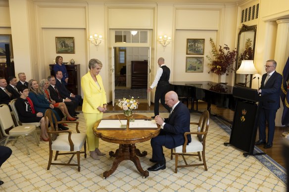 Tanya Plibersek is sworn in as minister for the environment and water by Governor-General David Hurley 