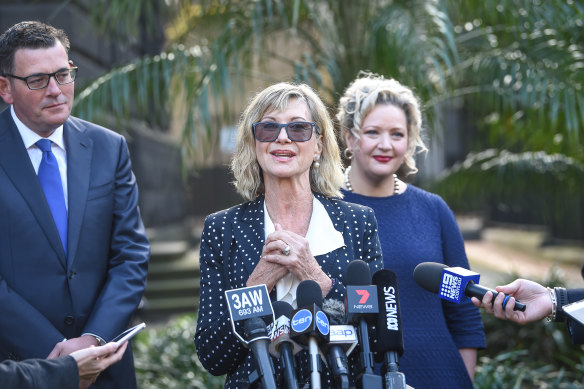  Olivia Newton-John (centre) with Premier Daniel Andrews and then health minister Jill Hennessy at the ONJ Centre in 2018. 