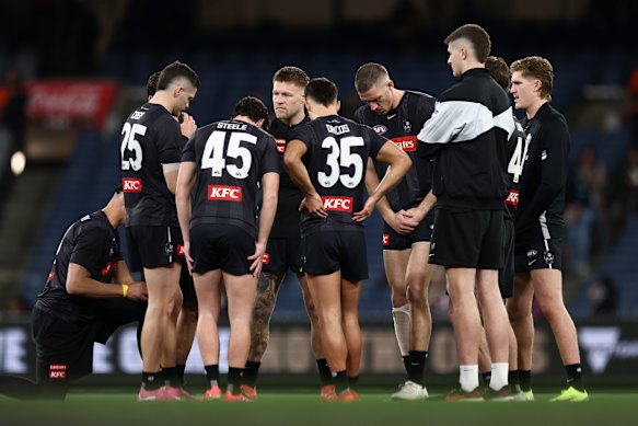 Collingwood have their midfielders meeting in the warm up.