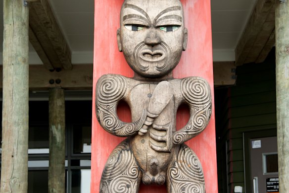 Escultura Maori fora do Centro de Visitantes de Arataki.