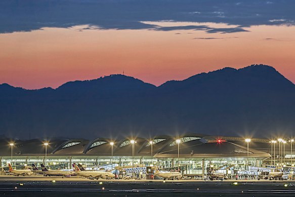 Drawing inspiration from Chongqing’s dramatic mountain and river landscapes, the terminal’s sweeping roofline undulates across the site.