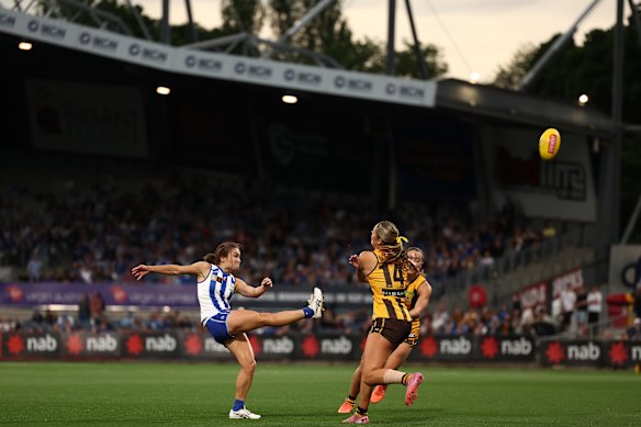 North Melbourne Kangaroos vs Hawthorn Hawks: Follow AFLW finals week 1 ...