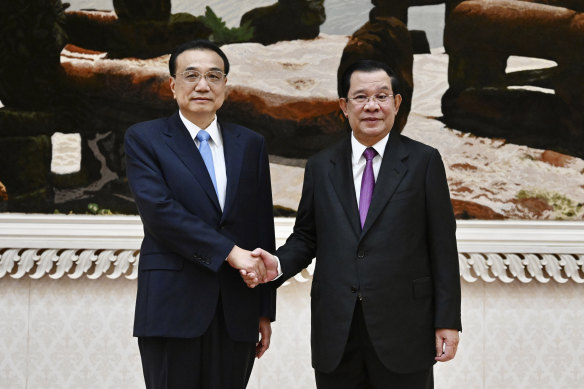 Kamboçya Başbakanı Hun Sen (sağda) ve Çin Başbakanı Li Keqiang (solda), Çarşamba günü Kamboçya'nın Phnom Penh kentindeki Barış Sarayı'nda düzenlenen karşılama toplantısında el sıkışıyor.