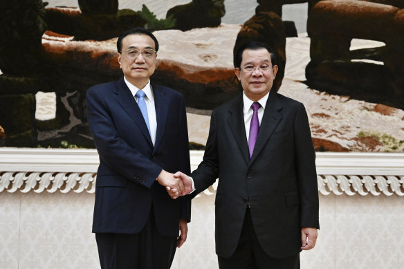 Cambodian Prime Minister Hun Sen, right, and Chinese Premier Li Keqiang, left, shake hands during a welcome meeting at Peace Palace in Phnom Penh, Cambodia, on Wednesday.