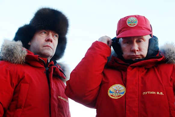 Medvedev, yang saat itu adalah Perdana Menteri, dan Putin berkunjung ke Kepulauan Tanah Franz Josef di Kutub Utara Rusia pada tahun 2017.