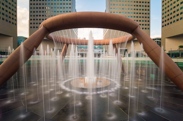 The Fountain of Wealth outside Suntec City.