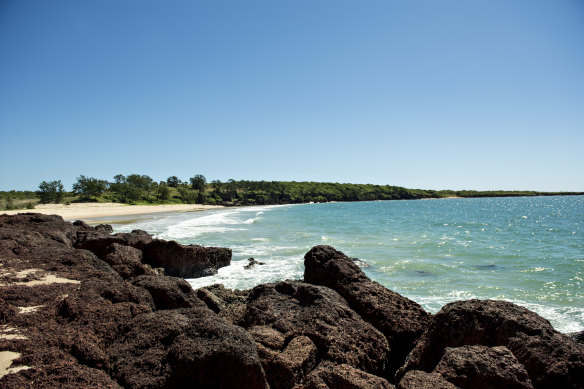 Macassan Beach’s white sand contrasts with the surrounding red rocks and the green of the monsoonal forest. 