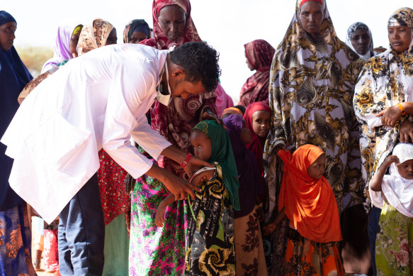 Sağlık çalışanları, Somaliland'daki Waraabeeye köyünde bir mobil klinik işletiyor.