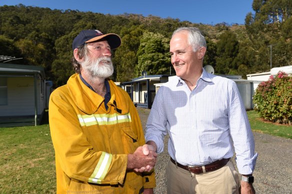 Roy Moriarty, left, and then-prime minister Malcolm Turnbull, four days after the 2015 Christmas Day bushfire.