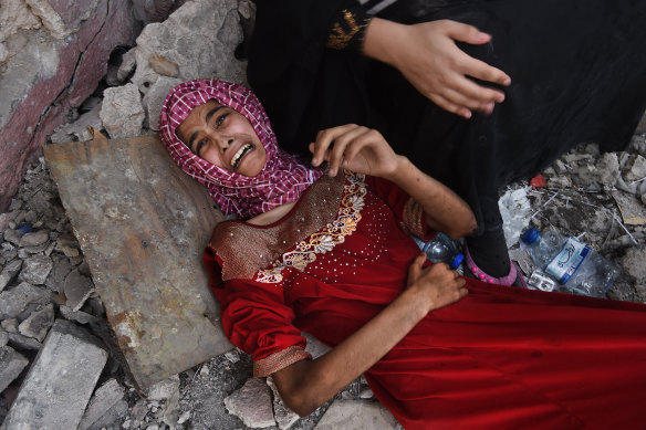 Fifteen-year-old Tabarek tries to make her way out of Mosul despite suffering a shrapnel wound.