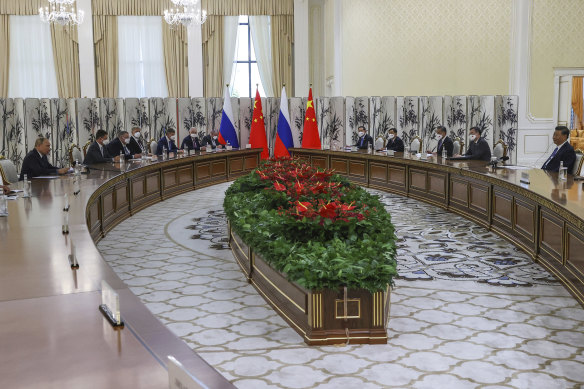 Rusya Devlet Başkanı Vladimir Putin (solda) ve Çin Devlet Başkanı Xi Jinping (sağda), Özbekistan'ın Semerkant kentinde yaptıkları görüşmede konuşuyorlar.