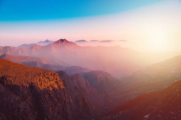 Ras Al Khaimah'daki görkemli Jebel Jais dağının görünümü.