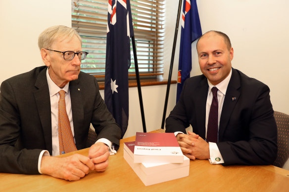 Kenneth Hayne’s memorable photo-call with Josh Frydenberg in 2019 when the commissioner refused to shake hands with the Treasurer.