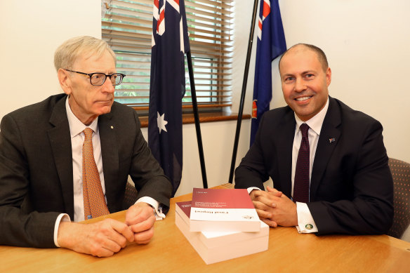 Kenneth Hayne’s memorable photo-call with Josh Frydenberg in 2019 when the commissioner refused to shake hands with the Treasurer.