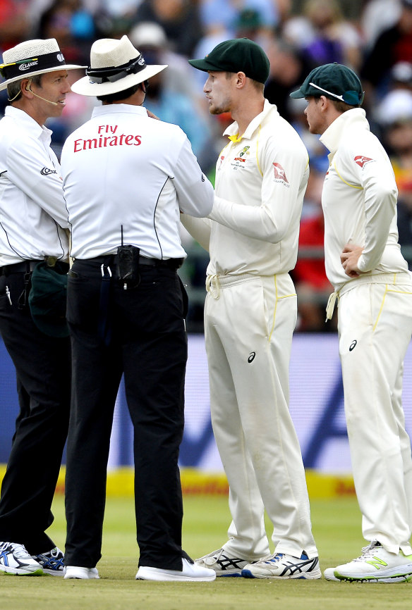 Umpires question Bancroft and Smith after TV cameras caught Bancroft attempting to tamper with the ball.