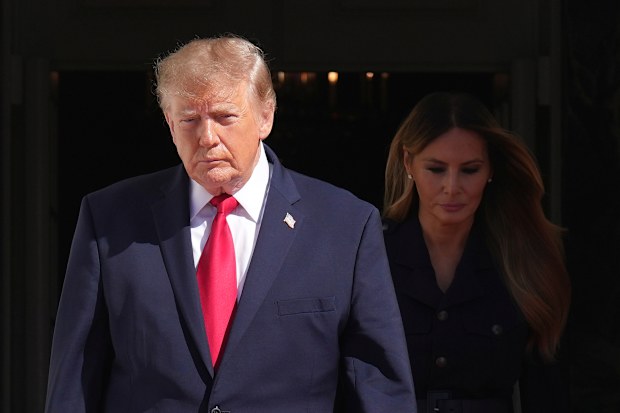 President Donald Trump, left, and first lady Melania Trump walk to greet China’s President Xi Jinping and his wife Peng Liyuan as they arrive at the South Portico of the White House for tea, Friday, Sept. 25, 2026, in Washington.