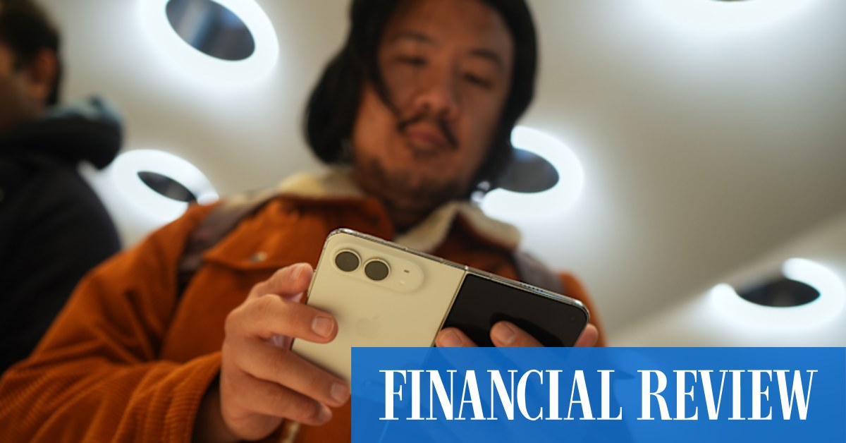 Apple’s new Duo foldable iPhone draws early complaints of screen cracking