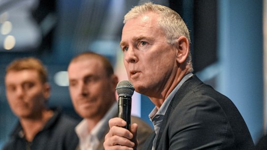 Adam Simpson (à direita) foi o técnico da Copa da Costa Oeste de 2018.