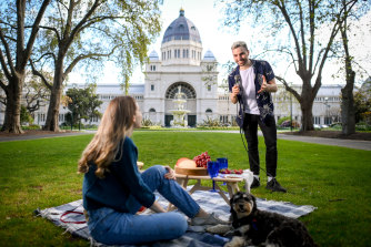 Comedian Simon Taylor will move his Melbourne Fringe Festival show to a picnic rug in Carlton Gardens.