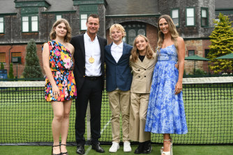 Hewitt con su esposa Bec y sus hijos Mia, Cruz y Ava.