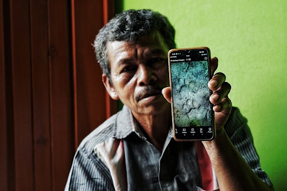 Penduduk desa Rochmat, yang menggunakan satu nama, menampilkan cetakan kaki dari seorang pembunuh berantai yang diduga. 
