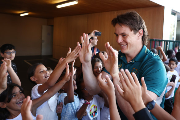 Wallabies back-rower Tom Hooper at a school visit in Saint-Etienne.