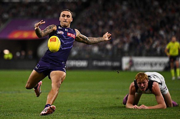 Shai Bolton of the Dockers kicks the ball.
