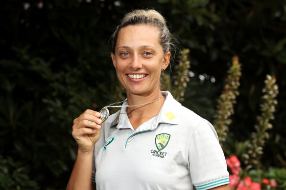 Ash Gardner with the Belinda Clark Medal she won in 2022. 