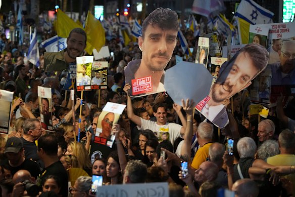 Os manifestantes se reúnem durante protestos exigindo isenção imediata do Hamas para exigir isenção imediata e reverter a decisão de ocupar o governo israelense.