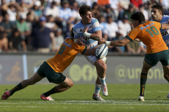 Wallabies tackle against the Pumas