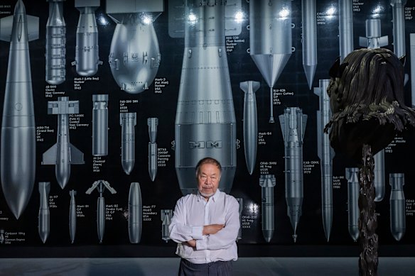 Ai Weiwei posa junto a su Historia de las bombas, parte de su nueva exposición británica Buttons Up, que explora el colonialismo, a principios de este mes.