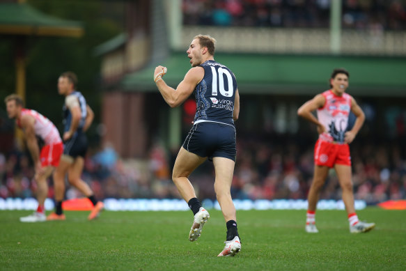 Drop punt or around the corner? Cartlon spearhead Harry McKay.