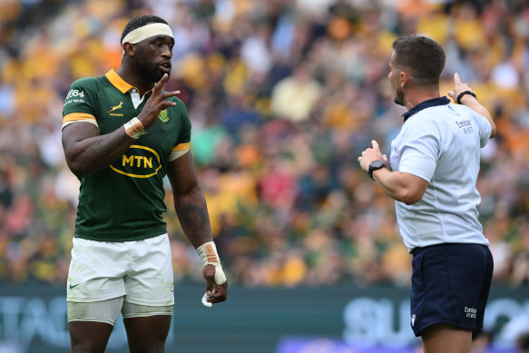 Siya Kolisi talking to the referee